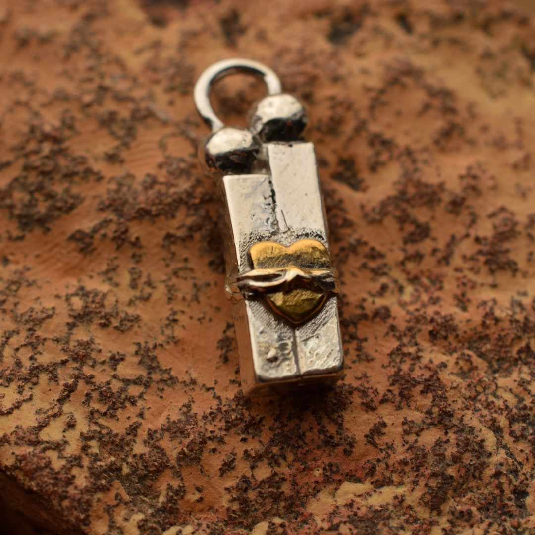 „Liebe in Fesseln“ – Anhänger aus 925er Silber mit goldfarbenen Akzenten, Symbol für Prüfungen und innere Stärke, handgefertigter Skulpturenschmuck im Boho- und rustikalen Stil | Art Diva