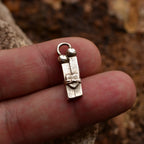 „Liebe in Fesseln“ – Anhänger aus 925er Silber, Symbol für Prüfungen und innere Stärke, handgefertigter Skulpturenschmuck im Boho- und rustikalen Stil | Art Diva