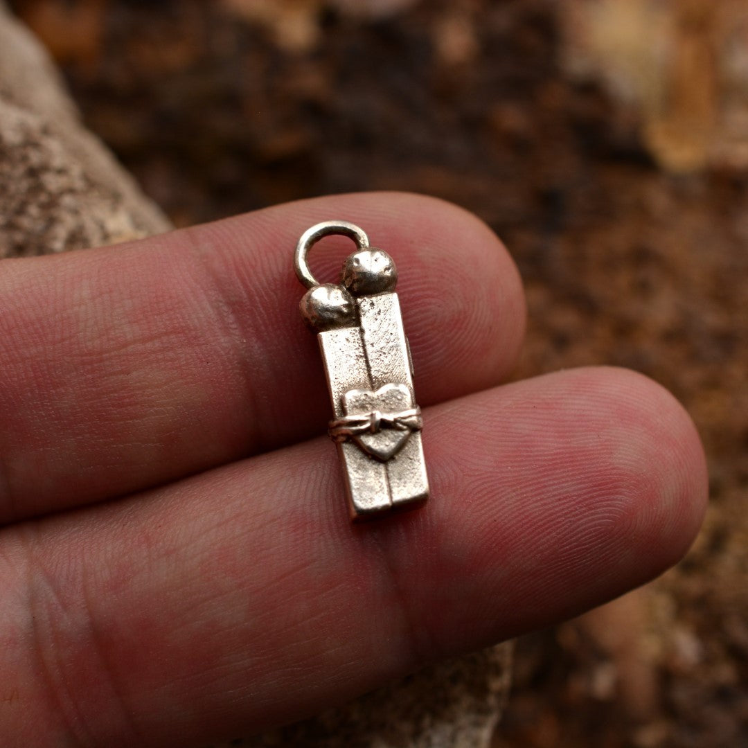 „Liebe in Fesseln“ – Anhänger aus 925er Silber, Symbol für Prüfungen und innere Stärke, handgefertigter Skulpturenschmuck im Boho- und rustikalen Stil | Art Diva