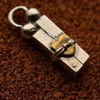 „Liebe in Fesseln“ – Anhänger aus 925er Silber mit goldfarbenen Akzenten, Symbol für Prüfungen und innere Stärke, handgefertigter Skulpturenschmuck im Boho- und rustikalen Stil | Art Diva