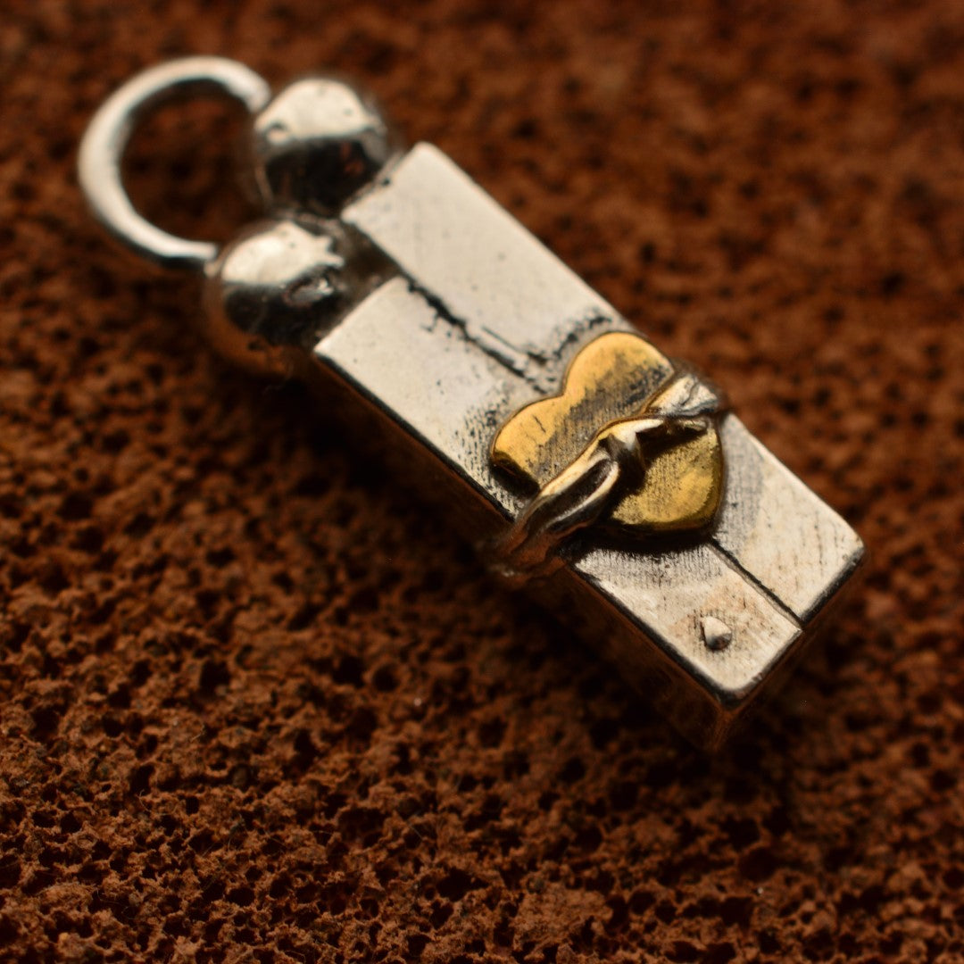 „Liebe in Fesseln“ – Anhänger aus 925er Silber mit goldfarbenen Akzenten, Symbol für Prüfungen und innere Stärke, handgefertigter Skulpturenschmuck im Boho- und rustikalen Stil | Art Diva