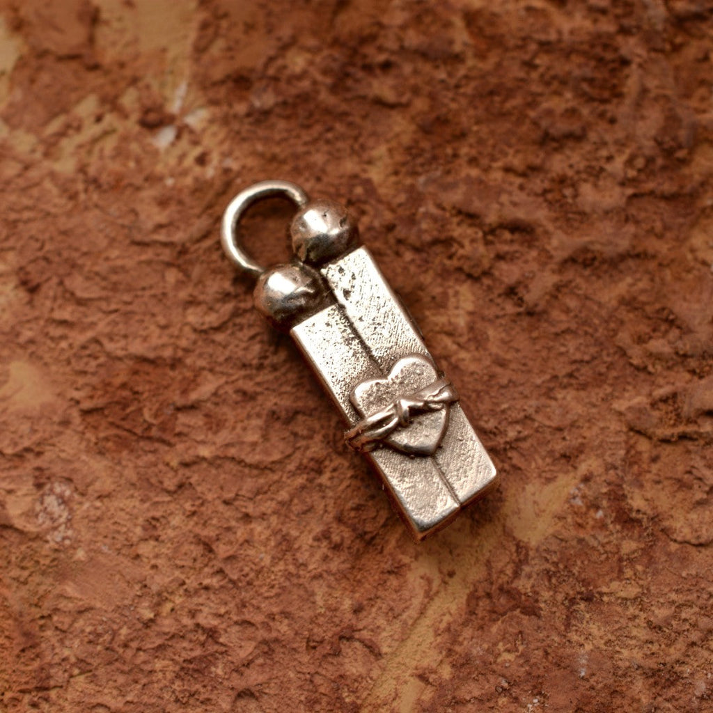 „Liebe in Fesseln“ – Anhänger aus 925er Silber, Symbol für Prüfungen und innere Stärke, handgefertigter Skulpturenschmuck im Boho- und rustikalen Stil | Art Diva