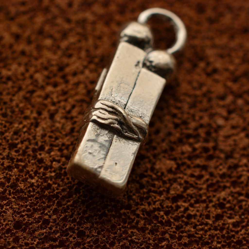 „Liebe in Fesseln“ – Anhänger aus 925er Silber mit goldfarbenen Akzenten, Symbol für Prüfungen und innere Stärke, handgefertigter Skulpturenschmuck im Boho- und rustikalen Stil | Art Diva