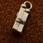 „Liebe in Fesseln“ – Anhänger aus 925er Silber mit goldfarbenen Akzenten, Symbol für Prüfungen und innere Stärke, handgefertigter Skulpturenschmuck im Boho- und rustikalen Stil | Art Diva