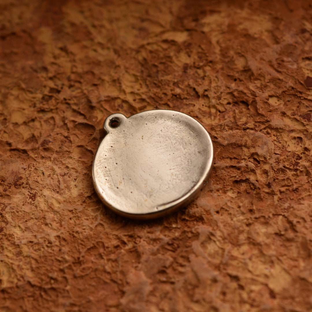„Mutter und Kind“ – handgefertigter Anhänger aus 925er Silber, Talisman für Liebe und familiäre Verbundenheit, skulpturaler Schmuck im Boho-Stil | Art Diva