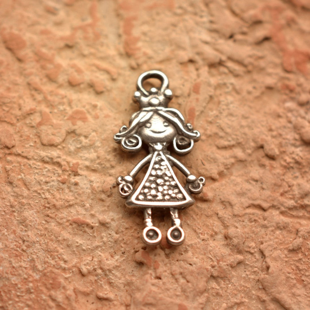 „Kleine Prinzessin“-Anhänger aus 925er Silber – handgefertigter Talisman für Tochter, Schwester oder geliebte Enkelin, Skulpturenschmuck im Boho- und rustikalen Stil | Art Diva