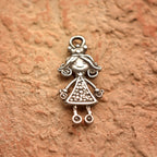 „Kleine Prinzessin“-Anhänger aus 925er Silber – handgefertigter Talisman für Tochter, Schwester oder geliebte Enkelin, Skulpturenschmuck im Boho- und rustikalen Stil | Art Diva