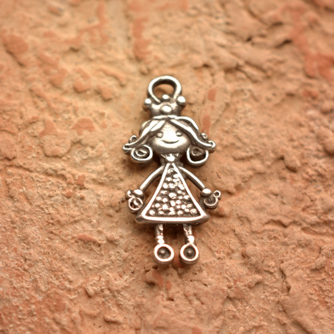 „Kleine Prinzessin“-Anhänger aus 925er Silber – handgefertigter Talisman für Tochter, Schwester oder geliebte Enkelin, Skulpturenschmuck im Boho- und rustikalen Stil | Art Diva