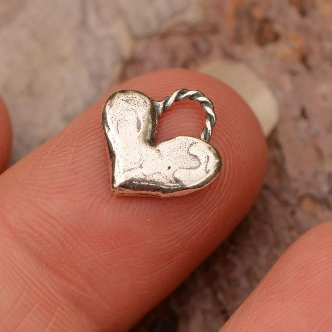Kleines Herz mit gedrehter Öse – Anhänger aus 925er Silber | Symbol für Liebe & Verbundenheit | Art Diva