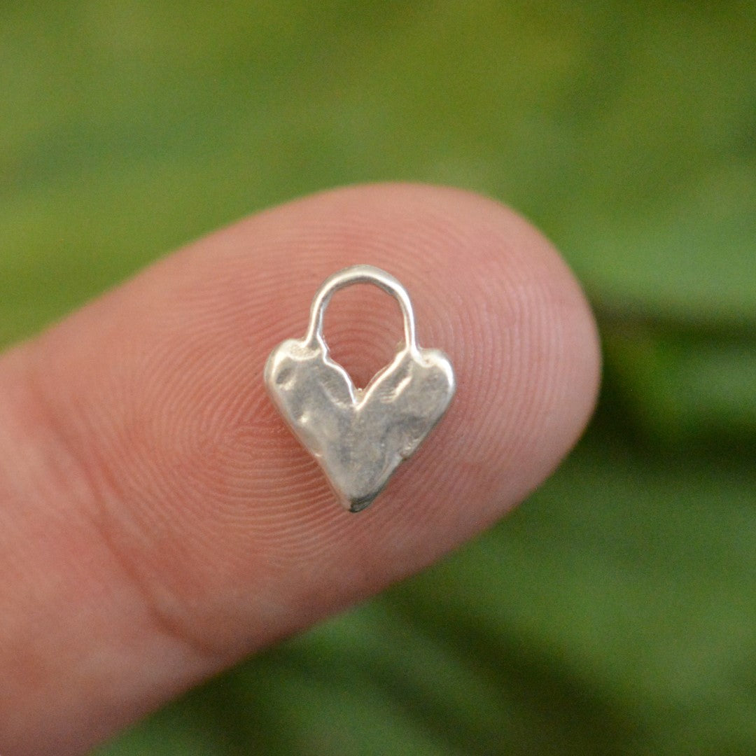 „Kleines Herz“-Liebesanhänger aus 925er Silber – Talisman für Liebe und Verbundenheit, handgefertigt im Boho-Stil | Art Diva