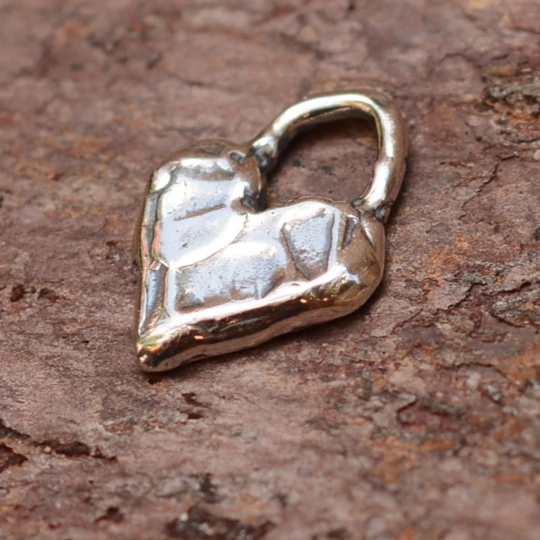 „Kleines Herz“-Liebesanhänger aus 925er Silber – Talisman für Liebe und Verbundenheit, handgefertigt im Boho-Stil | Art Diva