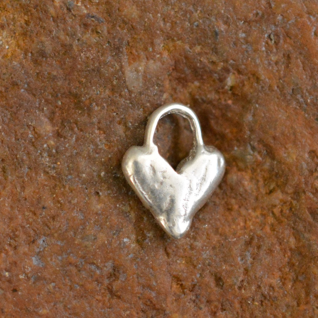 „Kleines Herz“-Liebesanhänger aus 925er Silber – Talisman für Liebe und Verbundenheit, handgefertigt im Boho-Stil | Art Diva