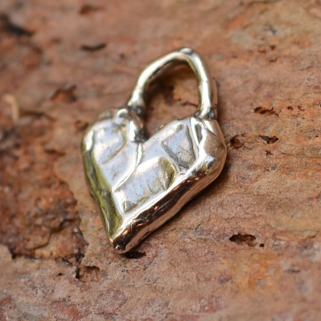 „Kleines Herz“-Liebesanhänger aus 925er Silber – Talisman für Liebe und Verbundenheit, handgefertigt im Boho-Stil | Art Diva