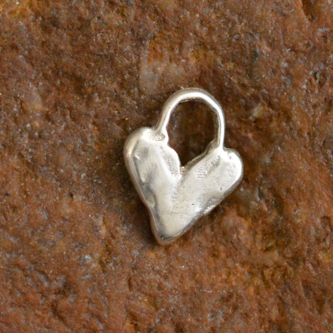„Kleines Herz“-Liebesanhänger aus 925er Silber – Talisman für Liebe und Verbundenheit, handgefertigt im Boho-Stil | Art Diva