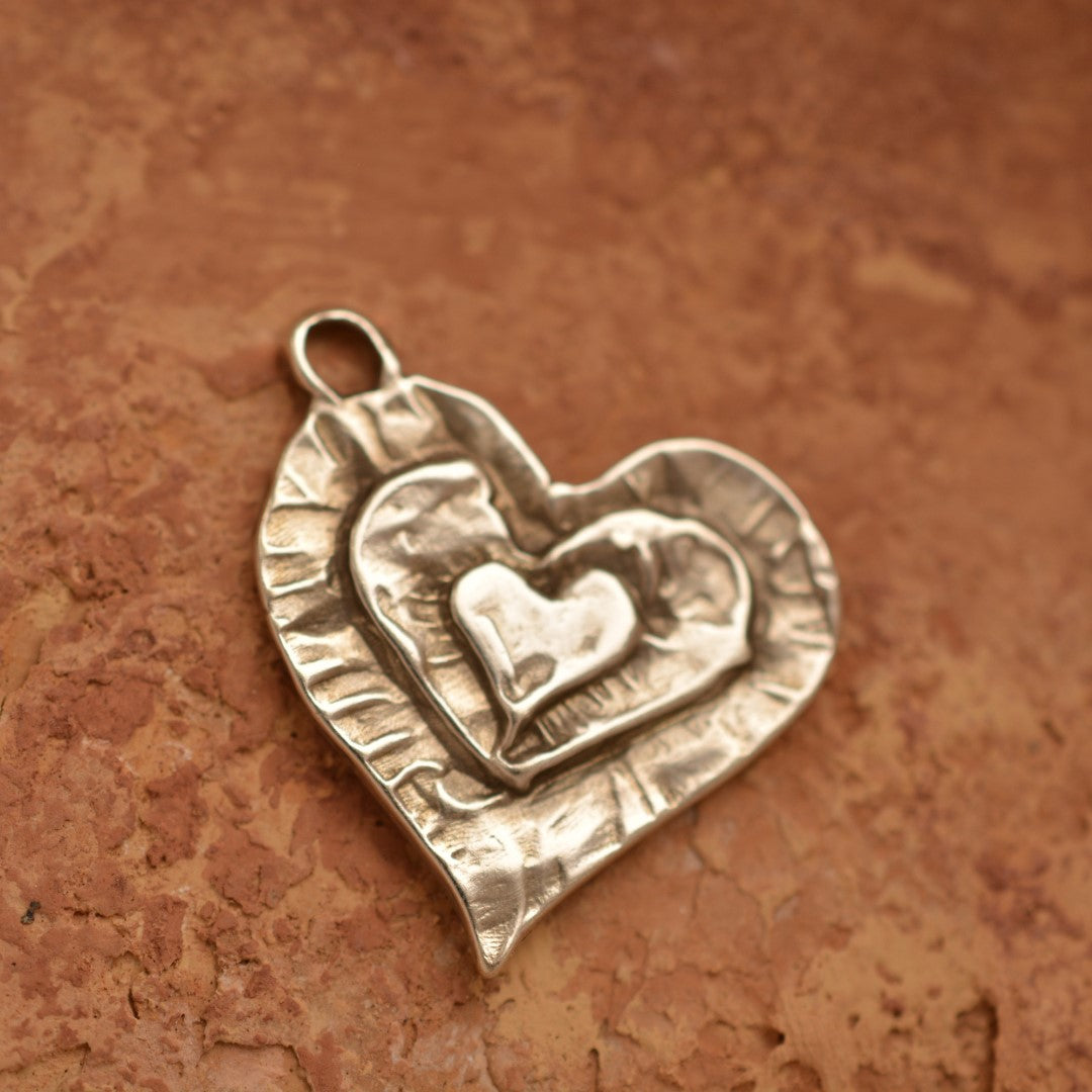 925er Silberschmuck – Anhänger „Mama, Papa und ich“, drei Herzen in einem | Handgefertigter Boho-Talisman für Liebe und Verbundenheit, skulpturales Schmuckstück | Art Diva