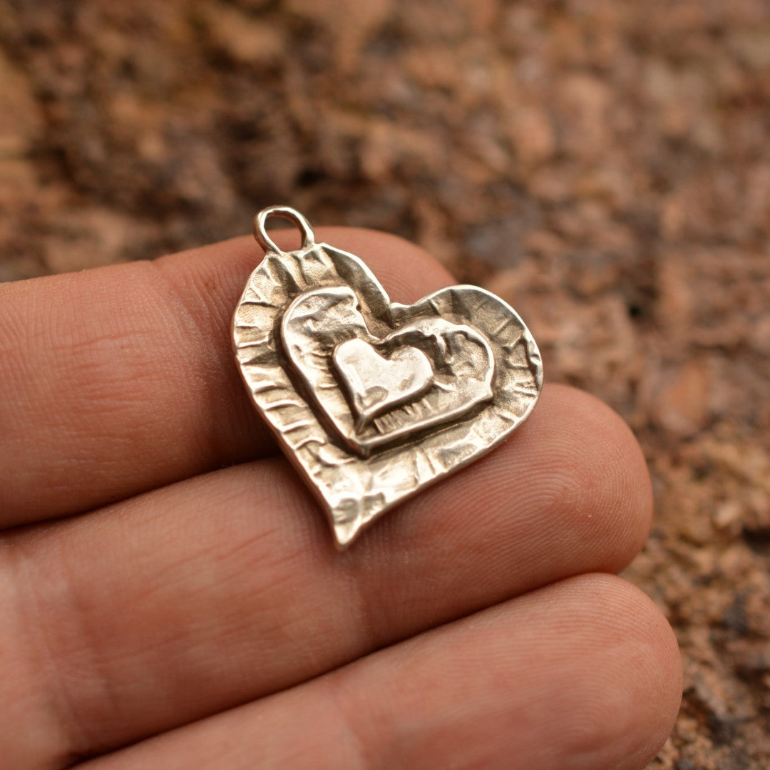 925er Silberschmuck – Anhänger „Mama, Papa und ich“, drei Herzen in einem | Handgefertigter Boho-Talisman für Liebe und Verbundenheit, skulpturales Schmuckstück | Art Diva