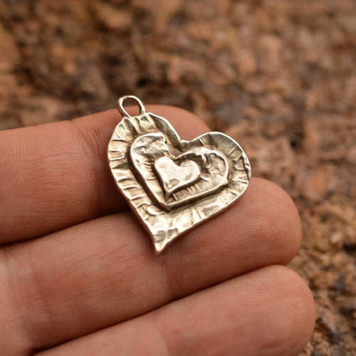 925er Silberschmuck – Anhänger „Mama, Papa und ich“, drei Herzen in einem | Handgefertigter Boho-Talisman für Liebe und Verbundenheit, skulpturales Schmuckstück | Art Diva