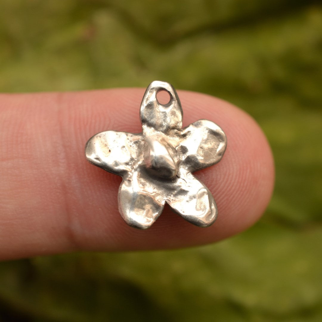 925er Silberanhänger „Gänseblümchen“ – handgefertigter Boho-Talisman für Zartheit und einen Neuanfang, skulpturales Schmuckstück und Geschenk für Mutter, Tochter oder Freundin | Art Diva