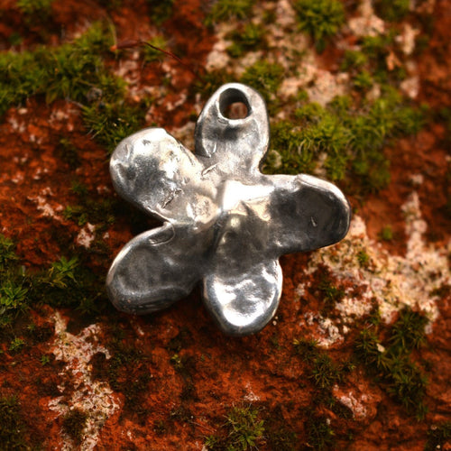 925er Silberanhänger „Gänseblümchen“ – handgefertigter Boho-Talisman für Zartheit und einen Neuanfang, skulpturales Schmuckstück und Geschenk für Mutter, Tochter oder Freundin | Art Diva
