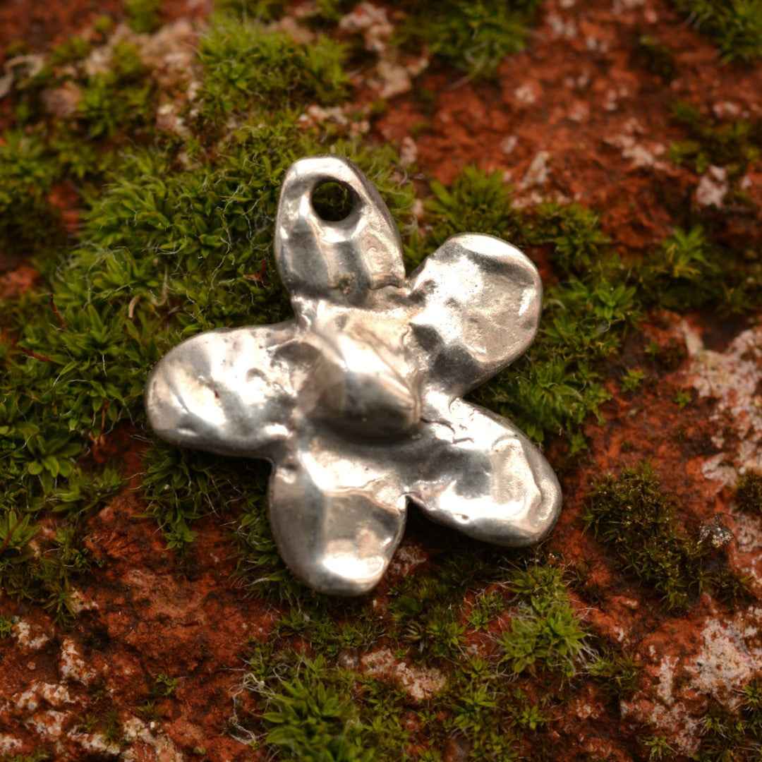 925er Silberanhänger „Gänseblümchen“ – handgefertigter Boho-Talisman für Zartheit und einen Neuanfang, skulpturales Schmuckstück und Geschenk für Mutter, Tochter oder Freundin | Art Diva