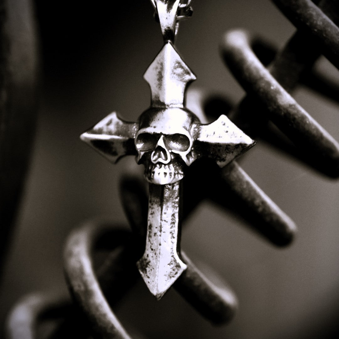 „Memento Mori“-Kreuzanhänger für Herren aus 925er Silber – Symbol für Tod und Ewigkeit | Art Diva