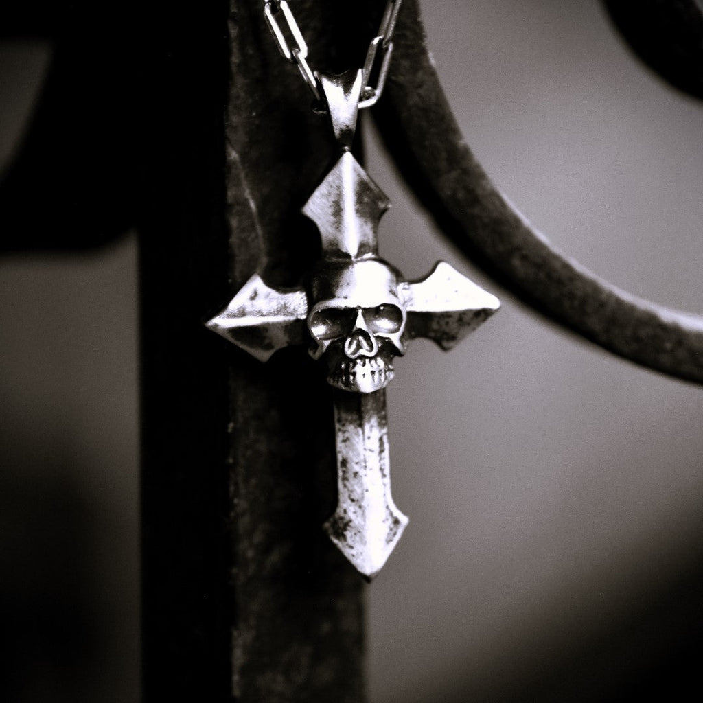 „Memento Mori“-Kreuzanhänger für Herren aus 925er Silber – Symbol für Tod und Ewigkeit | Art Diva