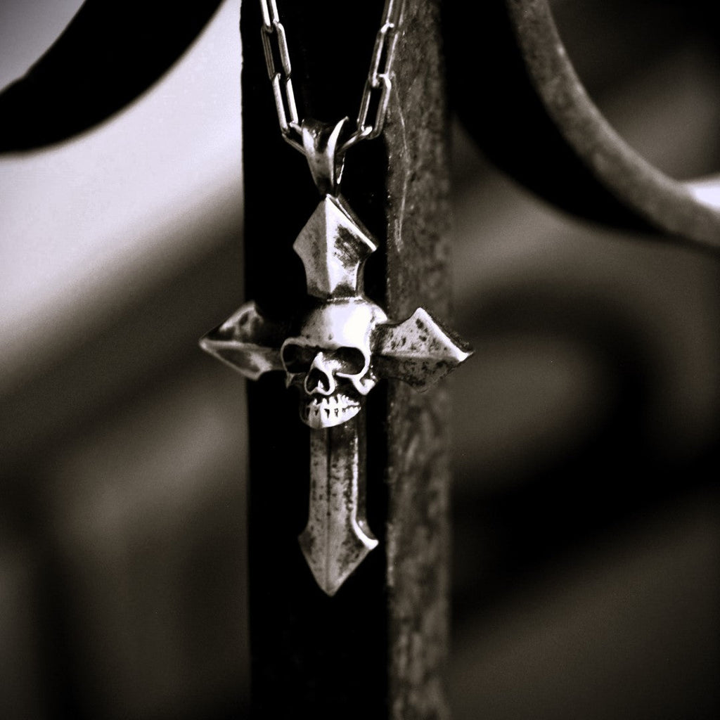 „Memento Mori“-Kreuzanhänger für Herren aus 925er Silber – Symbol für Tod und Ewigkeit | Art Diva