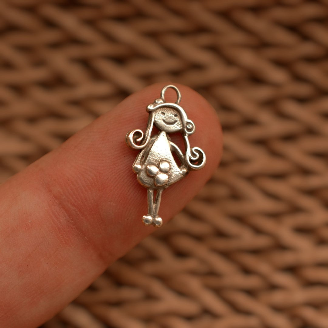 „Mädchen mit Blume“ – Anhänger aus 925er Silber, Talisman für Liebe und Erinnerung, Geschenk für Schwester, Freundin oder von der Tochter für die Mutter | Art Diva