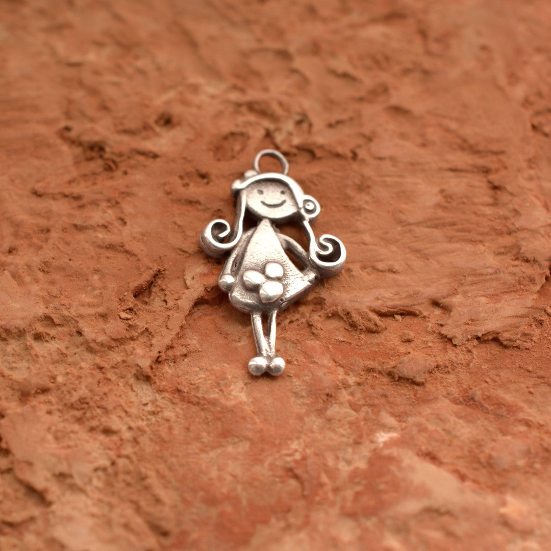 „Mädchen mit Blume“ – Anhänger aus 925er Silber, Talisman für Liebe und Erinnerung, Geschenk für Schwester, Freundin oder von der Tochter für die Mutter | Art Diva