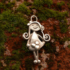 „Mädchen mit Blume“ – Anhänger aus 925er Silber, Talisman für Liebe und Erinnerung, Geschenk für Schwester, Freundin oder von der Tochter für die Mutter | Art Diva