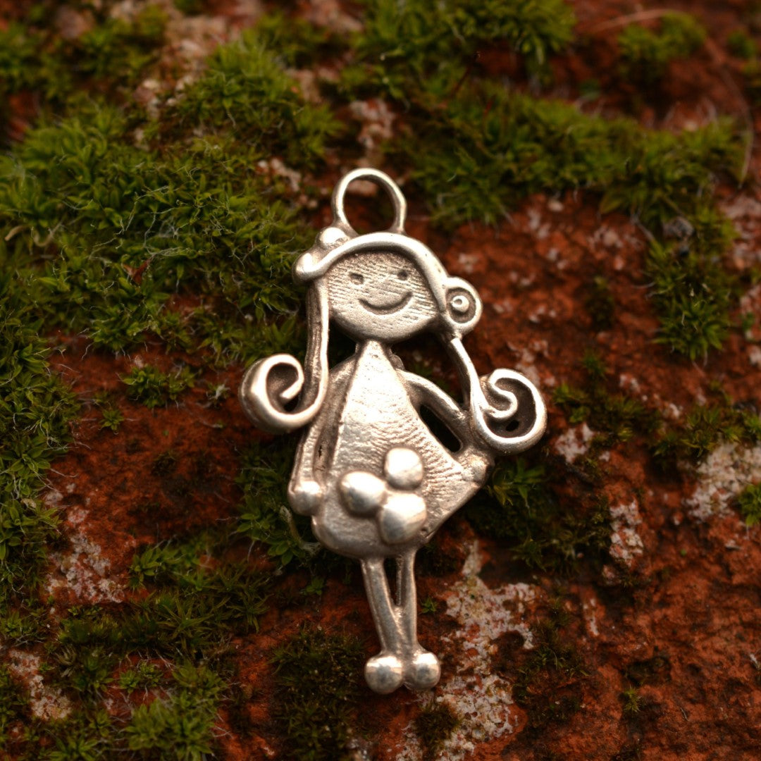 „Mädchen mit Blume“ – Anhänger aus 925er Silber, Talisman für Liebe und Erinnerung, Geschenk für Schwester, Freundin oder von der Tochter für die Mutter | Art Diva