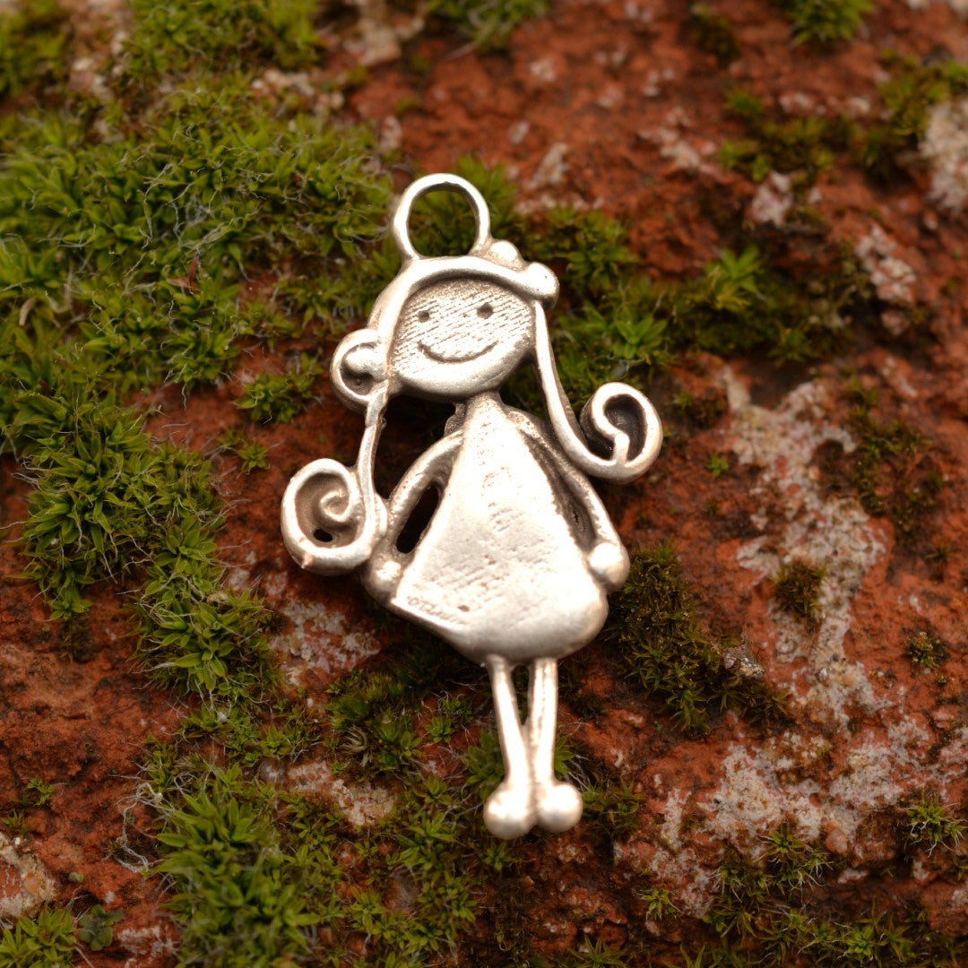 „Mädchen mit Blume“ – Anhänger aus 925er Silber, Talisman für Liebe und Erinnerung, Geschenk für Schwester, Freundin oder von der Tochter für die Mutter | Art Diva