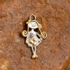 „Mädchen mit Blume“ – Anhänger aus 925er Silber mit goldfarbenen Akzenten, Talisman für Liebe und Erinnerung, Geschenk für Schwester, Freundin oder von der Tochter für die Mutter | Art Diva