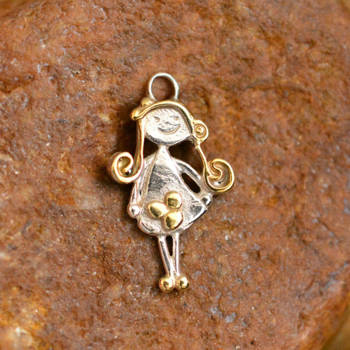„Mädchen mit Blume“ – Anhänger aus 925er Silber mit goldfarbenen Akzenten, Talisman für Liebe und Erinnerung, Geschenk für Schwester, Freundin oder von der Tochter für die Mutter | Art Diva