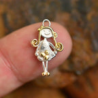„Mädchen mit Blume“ – Anhänger aus 925er Silber mit goldfarbenen Akzenten, Talisman für Liebe und Erinnerung, Geschenk für Schwester, Freundin oder von der Tochter für die Mutter | Art Diva