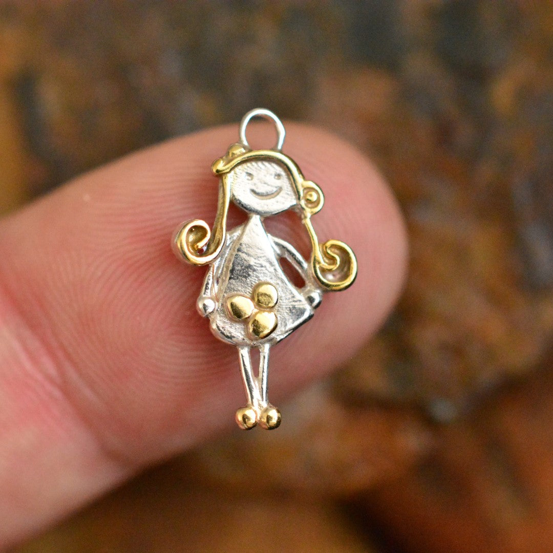 „Mädchen mit Blume“ – Anhänger aus 925er Silber mit goldfarbenen Akzenten, Talisman für Liebe und Erinnerung, Geschenk für Schwester, Freundin oder von der Tochter für die Mutter | Art Diva