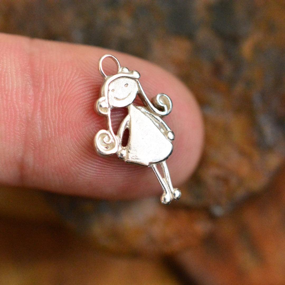 „Mädchen mit Blume“ – Anhänger aus 925er Silber mit goldfarbenen Akzenten, Talisman für Liebe und Erinnerung, Geschenk für Schwester, Freundin oder von der Tochter für die Mutter | Art Diva