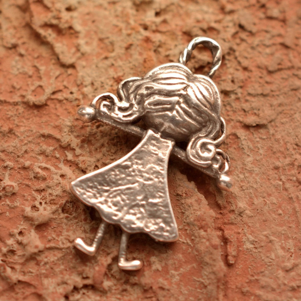 „Umarmung“ – handgefertigter Anhänger aus 925er Silber, Talisman für Schwester, Mutter oder beste Freundin, Skulpturenschmuck im Boho- und rustikalen Stil | Art Diva