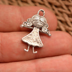 „Umarmung“ – handgefertigter Anhänger aus 925er Silber, Talisman für Schwester, Mutter oder beste Freundin, Skulpturenschmuck im Boho- und rustikalen Stil | Art Diva