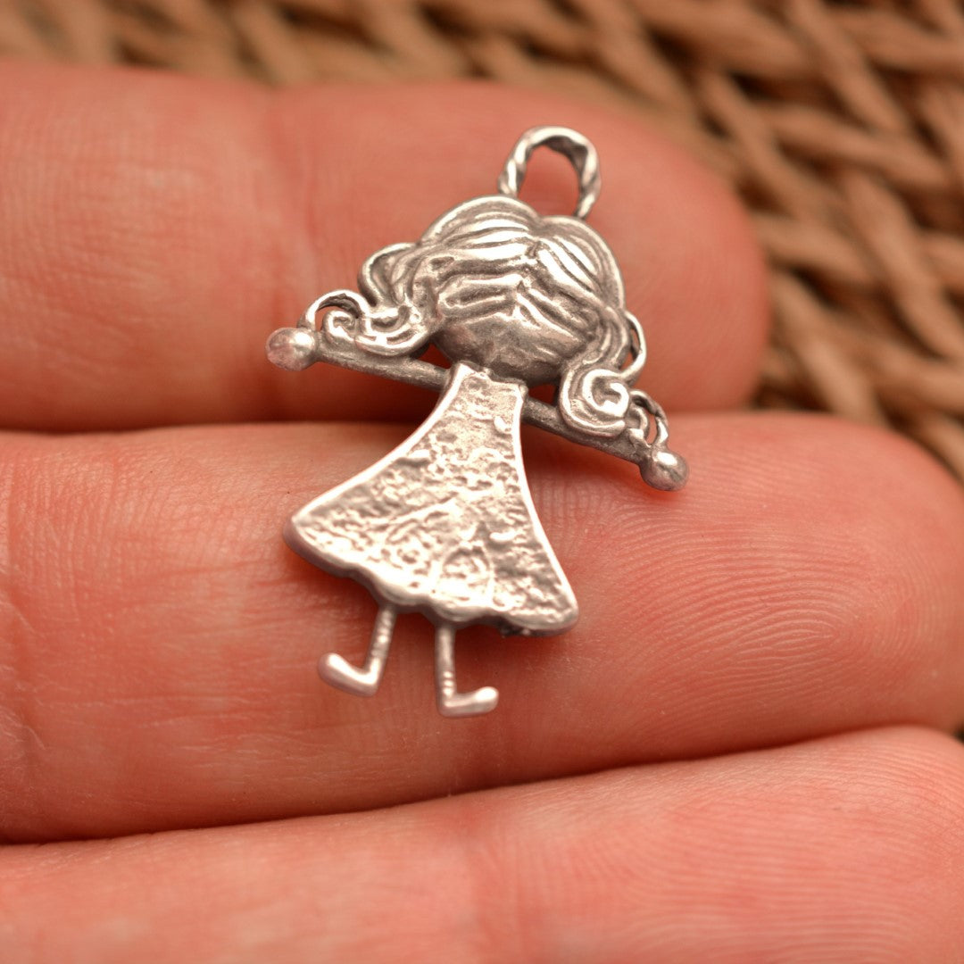 „Umarmung“ – handgefertigter Anhänger aus 925er Silber, Talisman für Schwester, Mutter oder beste Freundin, Skulpturenschmuck im Boho- und rustikalen Stil | Art Diva