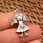 „Umarmung“ – handgefertigter Anhänger aus 925er Silber, Talisman für Schwester, Mutter oder beste Freundin, Skulpturenschmuck im Boho- und rustikalen Stil | Art Diva