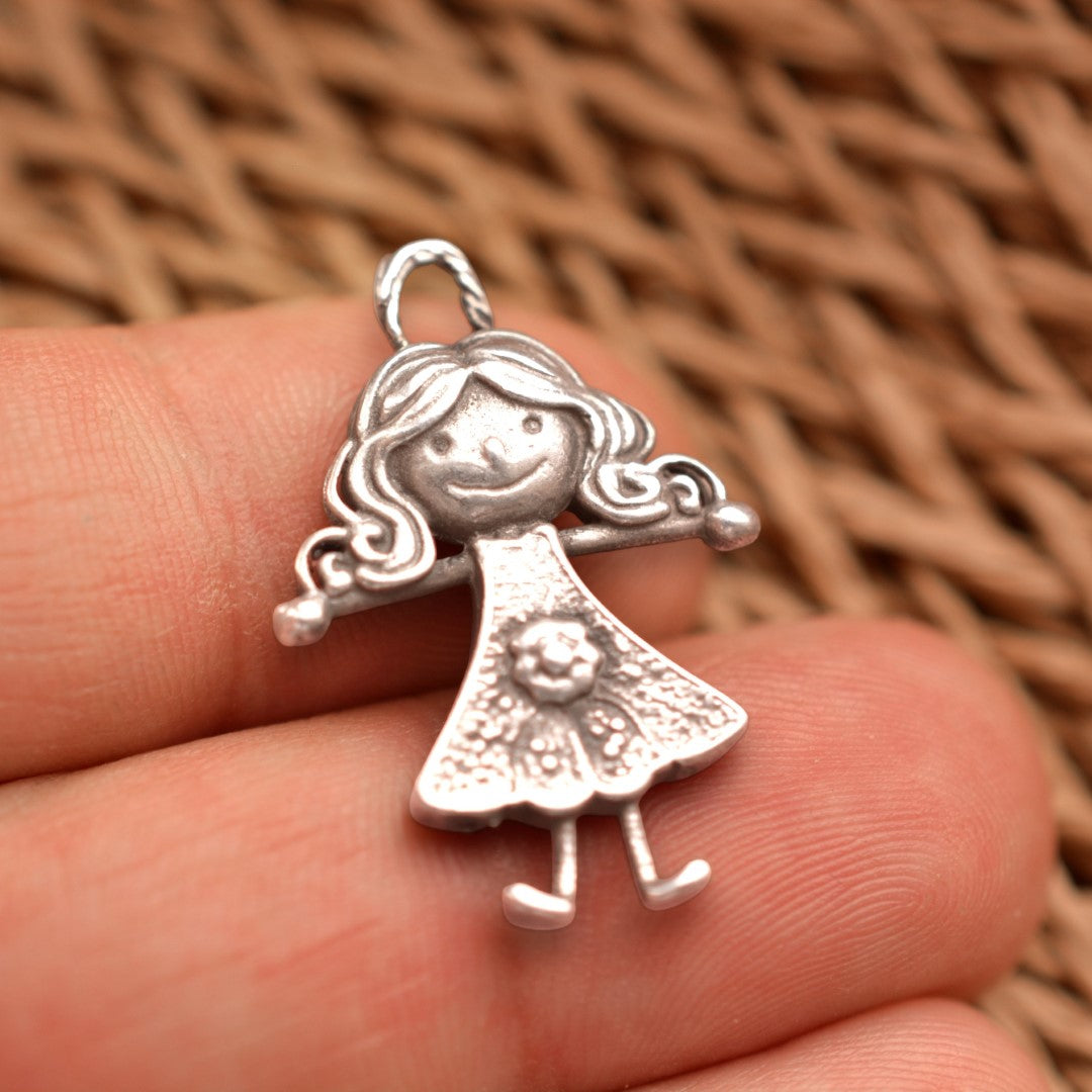 „Umarmung“ – handgefertigter Anhänger aus 925er Silber, Talisman für Schwester, Mutter oder beste Freundin, Skulpturenschmuck im Boho- und rustikalen Stil | Art Diva