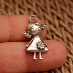 „Kleines Mädchen mit Blume“ – Anhänger aus 925er Silber, Talisman für schwesterliche Liebe und Unterstützung, Skulpturenschmuck im Boho- und rustikalen Stil | Art Diva
