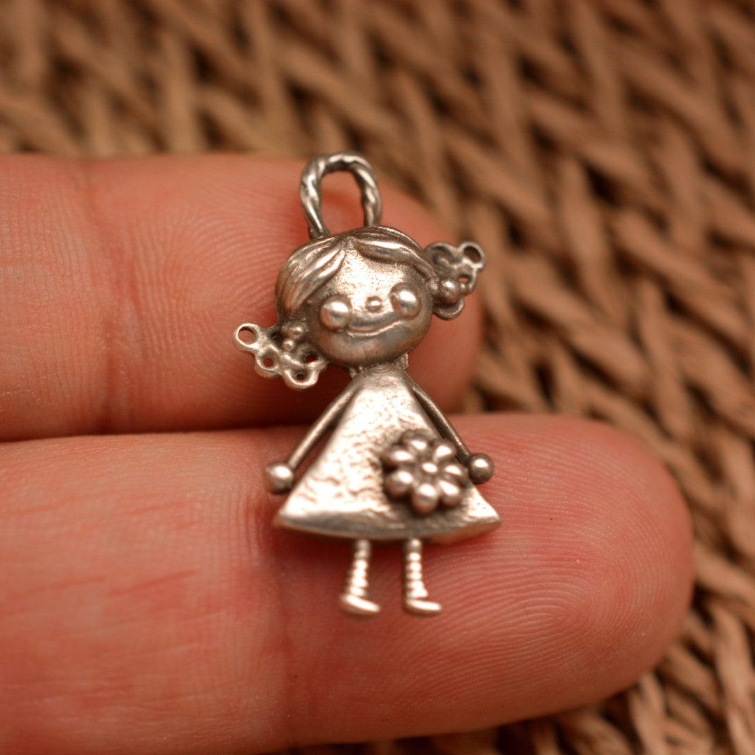„Kleines Mädchen mit Blume“ – Anhänger aus 925er Silber, Talisman für schwesterliche Liebe und Unterstützung, Skulpturenschmuck im Boho- und rustikalen Stil | Art Diva