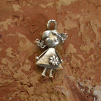 „Kleines Mädchen mit Blume“ – Anhänger aus 925er Silber, Talisman für schwesterliche Liebe und Unterstützung, Skulpturenschmuck im Boho- und rustikalen Stil | Art Diva
