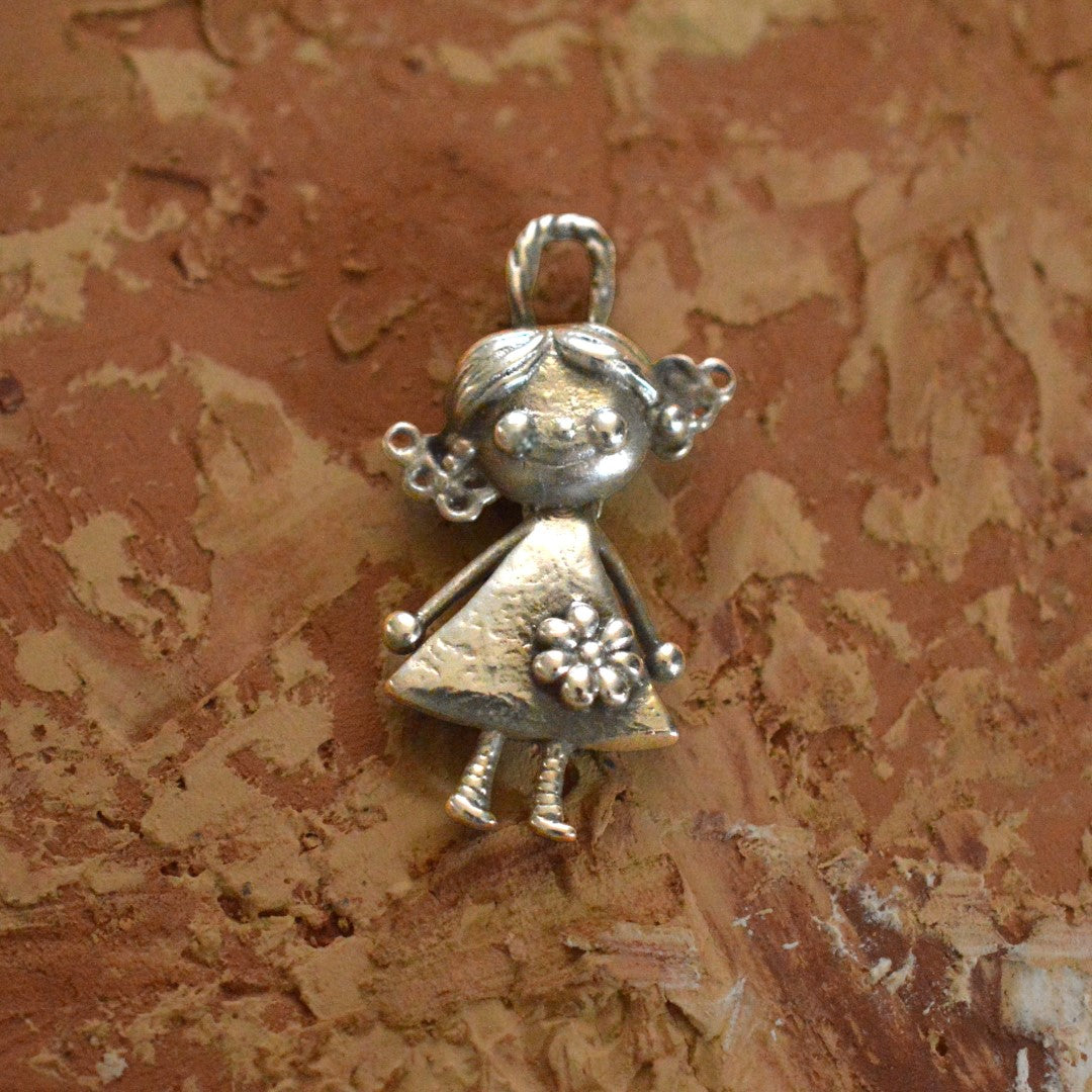 „Kleines Mädchen mit Blume“ – Anhänger aus 925er Silber, Talisman für schwesterliche Liebe und Unterstützung, Skulpturenschmuck im Boho- und rustikalen Stil | Art Diva