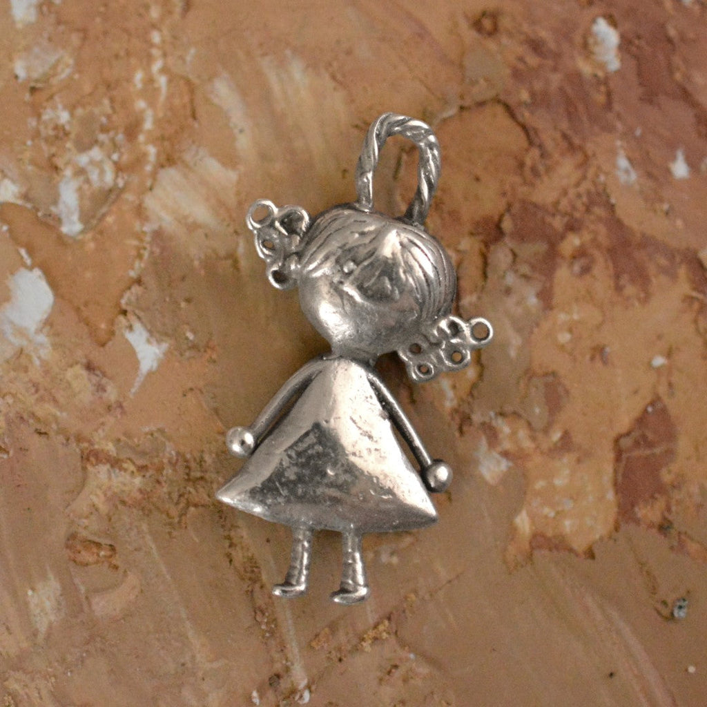 „Kleines Mädchen mit Blume“ – Anhänger aus 925er Silber, Talisman für schwesterliche Liebe und Unterstützung, Skulpturenschmuck im Boho- und rustikalen Stil | Art Diva
