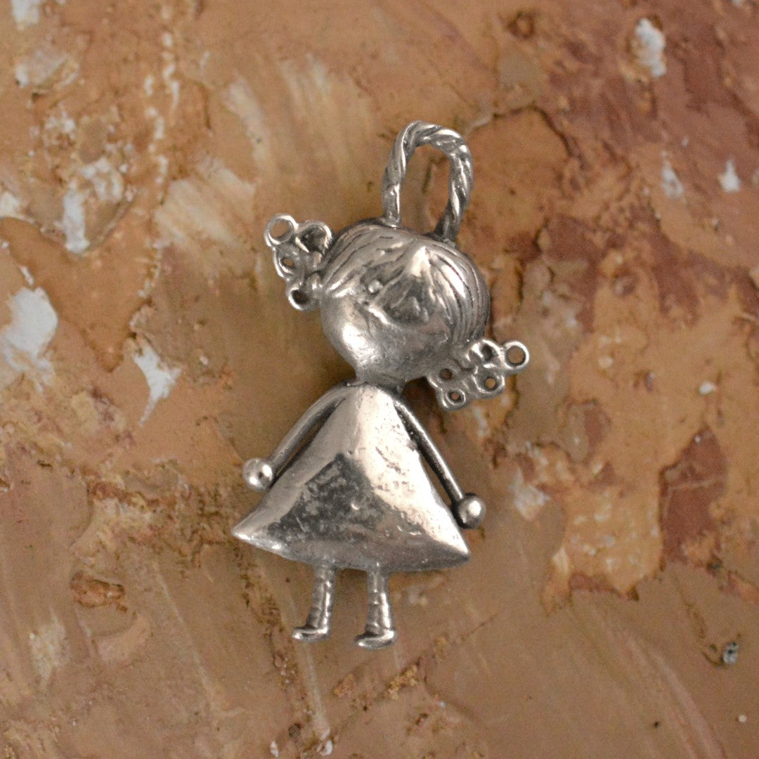 „Kleines Mädchen mit Blume“ – Anhänger aus 925er Silber, Talisman für schwesterliche Liebe und Unterstützung, Skulpturenschmuck im Boho- und rustikalen Stil | Art Diva