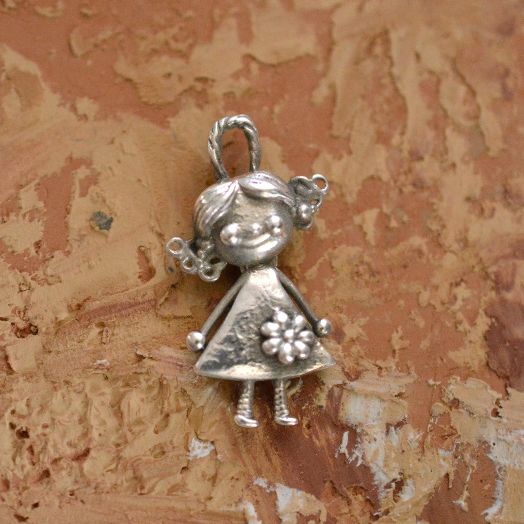 „Kleines Mädchen mit Blume“ – Anhänger aus 925er Silber, Talisman für schwesterliche Liebe und Unterstützung, Skulpturenschmuck im Boho- und rustikalen Stil | Art Diva