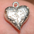 „Steinernes gebrochenes Herz“-Anhänger aus 925er Silber – Symbol für Stärke und Liebe, handgefertigter Skulpturenschmuck im Boho- und rustikalen Stil | Art Diva
